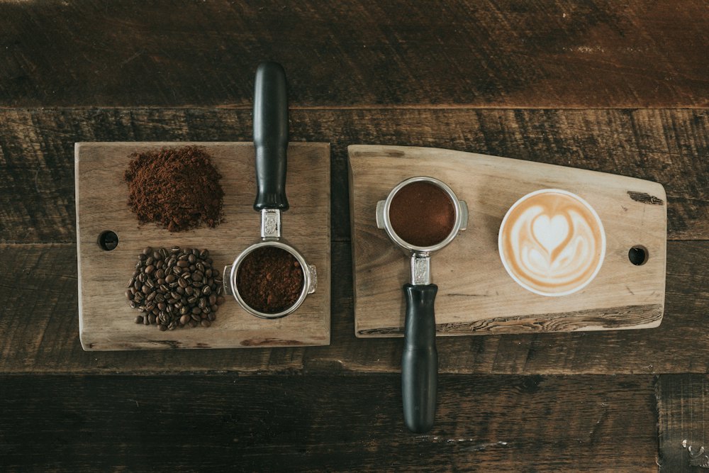 Herramientas de barista sobre madera